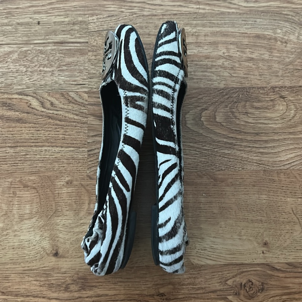Tory Burch Black and White Zebra Flats Sz 6 1/2 - Picture 4 of 9